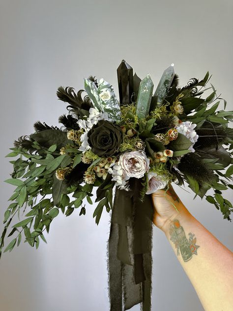 Alternative Wedding Flowers, Crystal Wedding Decor, Wedding Flower Alternatives, Flowers And Crystals, Alternative Wedding Bouquet, Dark Wedding Theme, Forest Theme Wedding, Crystal Bouquet, Enchanted Forest Wedding