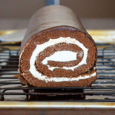 Jelly Roll Cake, Swiss Cake, Chocolate Swiss Roll, Kuih Lapis, Swiss Rolls, Swiss Roll Cake, Cake Roll Recipes, Chocolate Sponge Cake, Chocolate Roll