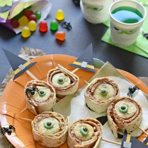 Appetizers Pinwheels, Muffins Halloween, Creepy Eyeball, Halloween Appetizers Easy, Healthy Halloween Food, Creepy Halloween Food, Halloween Breakfast, Gluten Free Puff Pastry, Halloween Food Appetizers