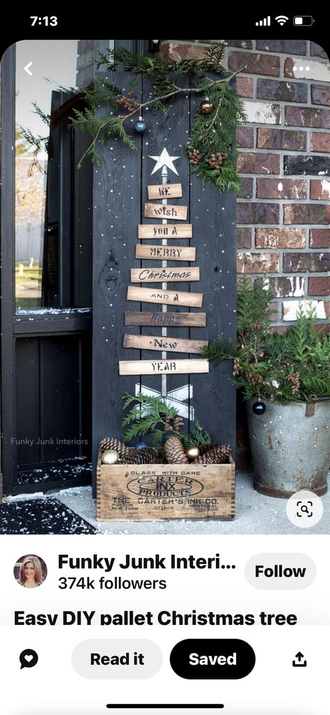 Christmas Tree Porch, Pallet Tree, Pallet Projects Easy, Woodworking Tutorials, Backyard Chicken Farming, Pallet Christmas Tree, Pallet Christmas, Funky Junk Interiors, Wooden Door Signs