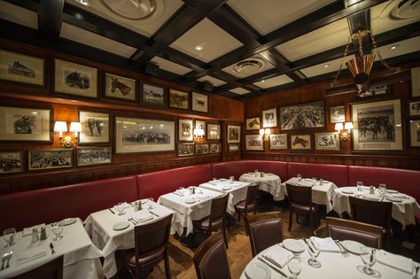 Classic New York City steakhouse Gallaghers was just revamped. Italian Steakhouse, American Steak, Italian Restaurant Decor, Prime Rib Sandwich, Girls Trip Ideas, Golden Hall, Midtown Nyc, Nyc Dream, Christmas In Nyc