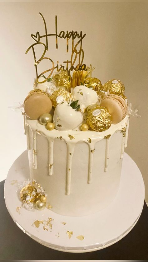 Cream And Gold Cake Design, 60th Bday Cake, 21st Birthday Cake Aesthetic, Gold Cake Design Birthday, Gold 50th Birthday Cake, 50th Birthday Party Food, White And Gold Birthday Cake, Gold Drip Cake, Cream Birthday Cake