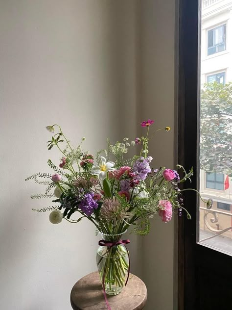 Bouquet In A Vase, Bouquet Champetre, 귀여운 음식 그림, Flowers In Vase, Flowers Vase, Boquette Flowers, Flower Vase Arrangements, Nothing But Flowers, Vase Arrangements