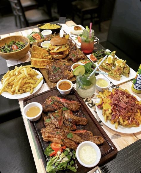 Big Meal Aesthetic, Big Restaurant, Party Food Catering, Makanan Aesthetic, Afghan Food Recipes, Party Food Buffet, Reception Food, K Food, Food Table