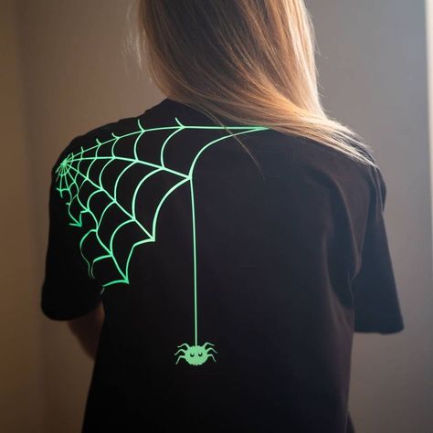 Puffy Paint Shirts, Glow In The Dark Shirt, Diy Halloween Shirts, Halloween Glow In The Dark, Spider Shirt, Halloween Crafts Preschool, Diy Glow, Idee Cricut, Halloween Shirts Kids