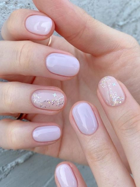 light pink nails with glitter accent Nail Korean Style Summer, Summer Korean Nails, Light Summer Nails, Korean Summer Nails, Summer Nails Korean, Cute Korean Nail Designs, Korean Nails Short, Cute Nails Short, Trendy Short Nails