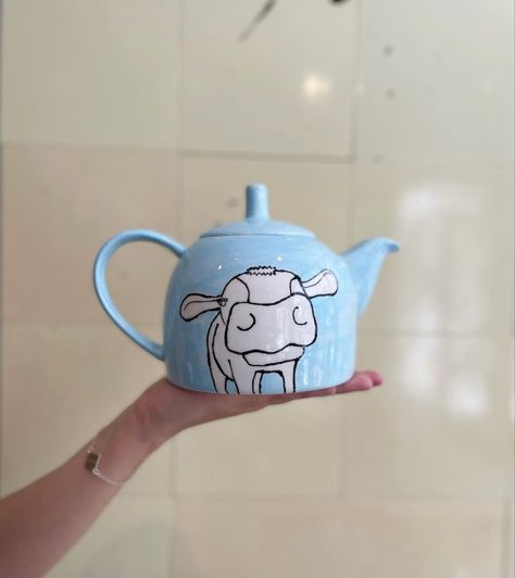 Cow Pottery Painting, Pottery Painting Teapot, Clay Cafe, Clay Stuff, Ceramic Teapot, Cow Painting, Cute Cow, Ceramic Teapots, Cute Cows