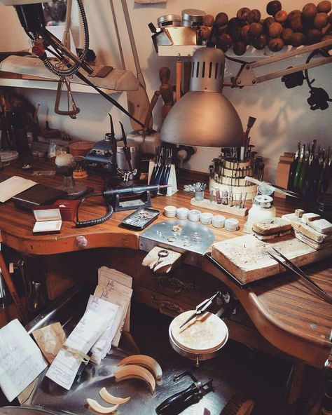 Awesome bench Jewelry Studio Space, Jewelry Studio Organization, Jewelers Bench, Workspace Studio, Jewellers Bench, Workshop Studio, Studio Organization, Work Room, Creative Company