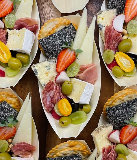 Grazing cups Grazing Cups, Charcuterie Cart, Savoury Finger Food, Charcuterie Cups, Food Decorating, Dried Berries, Catering Ideas, Charcuterie And Cheese Board, Individual Servings