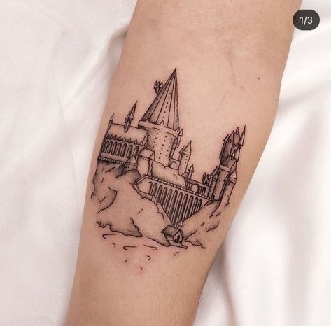 Hogwarts Line Tattoo, Artsy Harry Potter Tattoo, Hogwarts Castle Tattoo Design, Harry Potter Tattoos Castle, Harry Potter Hogwarts Tattoo, Harry Potter Line Tattoo, Harry Potter Fine Line Tattoo, Fine Line Harry Potter Tattoo, Harry Potter Castle Tattoo