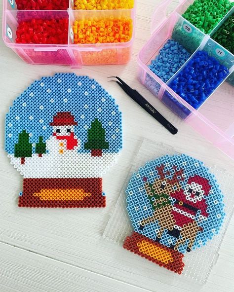 With nice Christmas music in the background I made these cute snow globes ☃️ I used the beads of ARTKAL to make this nice Christmas decoration 🌟! Enjoy 🙌!! Introduction of the designer: Her instagram: creative.with.perlerbeads ((GET FREE PATTERN ON WEBSITE) Perler Beads Christmas Patterns, Pearl Pattern Design, Christmas Bead Art, Hama Beads Christmas Pattern, Christmas Fuse Beads, Cd Christmas Crafts, Christmas Pearl Beads, Christmas Perler Beads Patterns, Winter Pearler Bead Patterns