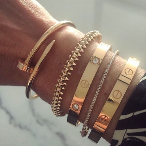 CARTIER Fan Page on Instagram: “@cartiernice . . . #CARTIER #CARTERLove #CARTIERLoveBracelet #CARTIERRing #CARTIERWatch #CARTIERBracelet #CARTIERJewelry…” Cartier Stacked Bracelets, Cartier Panthere, Antique Gold Jewelry, Bangles Jewelry Designs, Cartier Jewelry, Dope Jewelry, Chunky Jewelry, Stacked Jewelry, Gold Jewelry Indian