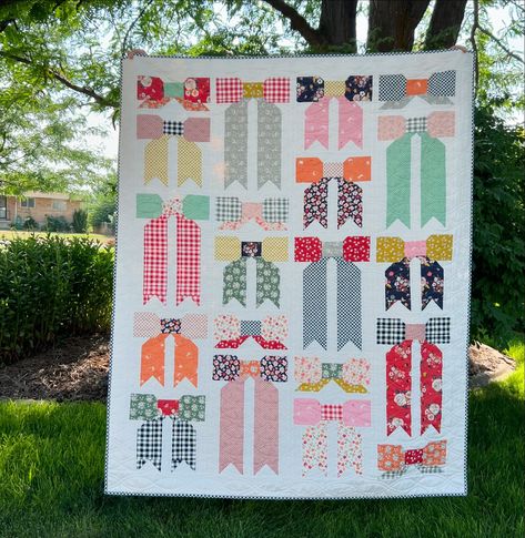 Top Knot release day! Pen and Paper Pattern’s latest quilt pattern releases today and we have kits! Made up of Bloomberry fabric by @zeriano this darling quilt was pieced and designed by the delightful @annmariesoel and quilted by the talented @marciwarren . Kits are available now. This quilt finishes at 53.5” x 65.5” and comes together pretty easily. Appropriate for a confident beginner. #quiltersgonnaquilt #sewersgonnasew#igquiltingcommunity #quiltsofinstagram #quiltlife #quiltingfun #q... Paper Quilt, Paper Patterns, Crazy Quilt, How To Finish A Quilt, Paper Pattern, Pen And Paper, Crazy Quilts, Top Knot, Quilt Pattern