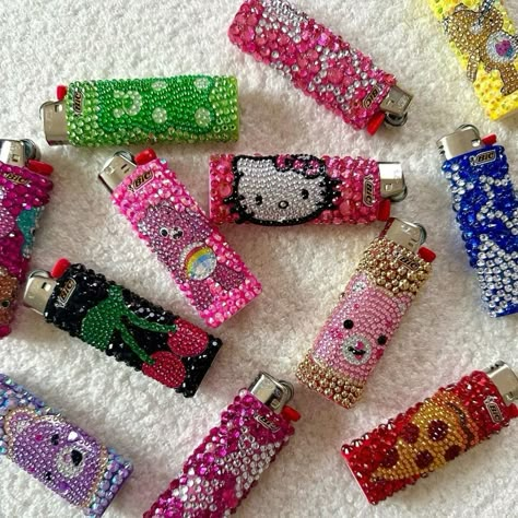 Best Diy Gift Ideas, Creative Things To Make And Sell, Diy Craft Aesthetic, Lighter Diy Decorated, Bedazzled Stuff Ideas, Rhinestoned Things, Diy Lighter Design, Lighters Decorated Diy, Lighter Design Ideas