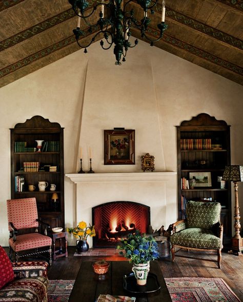 Spanish Style Fireplace, Spanish Fireplace, Spanish Colonial Decor, Spanish Living Room, Mediterranean Living Room, Colonial Interiors, Spanish Colonial Homes, Spanish Interior, Spanish Homes