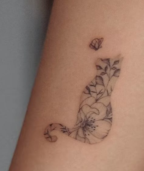 Cat Silhouette Tattoos With Flowers, Daisy Cat Tattoo, Cat Flower Tattoo, Floral Cat Tattoo, Cat Silhouette Tattoos, Cat Outline Tattoo, Watercolor Tattoo Ideas, Tulip Tattoo, Cat Outline