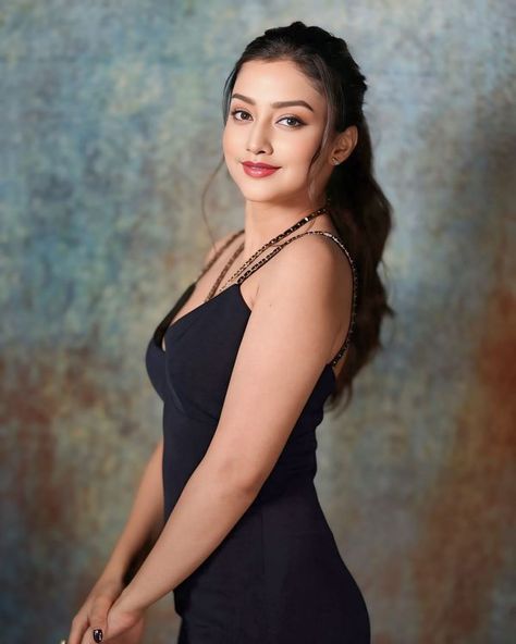 Ankita Sharma, Punjabi Models, Dresses Diy, Hd Pic, Glamour Beauty, Women Photography, Photo Challenge, Bollywood Celebrities