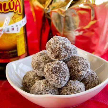 Kahlua Balls, Booze Balls, Boozy Baking, Xmas Cookies Recipes, Kahlua Recipes, Cake Ball Recipes, Baileys Recipes, Rum Balls, Boozy Desserts