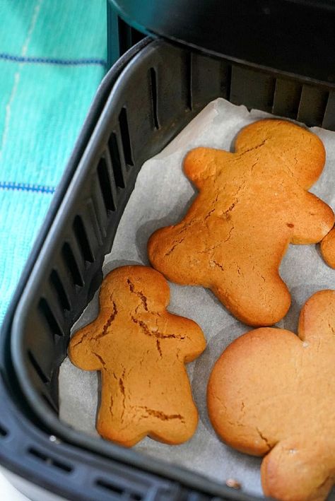 How long to cook air fryer cookie dough baked in small batches in a Cosori or Ninja foodi bake up chewy this way. Easy way to bake refrigerated Pillsbury dough. Air Fryer Cookie Dough, Cookies With Cake Mix, Gingerbread Cookie Mix, Pillsbury Cookie Dough, Gingerbread Man Recipe, Small Batch Cookies, Refrigerated Cookie Dough, Classic Peanut Butter Cookies, Air Fryer Cooking Times