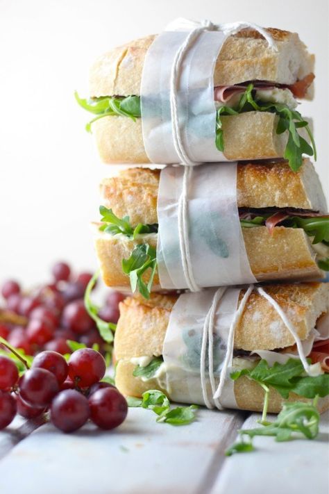 Gourmet Sandwiches Recipes, Brie Prosciutto, Fresh Baguette, Easy Picnic Food, Picnic Sandwiches, Fig Compote, Summer Sandwiches, Cold Sandwiches, Sandwich Bar