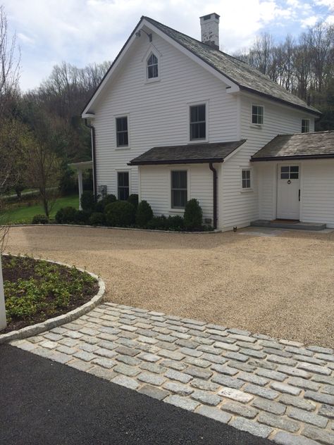 Modern House Driveway, Pea Gravel Driveway Edging, Driveway With Parking Pad, Hamptons Driveway, Cottage Driveway Ideas, Narrow Driveway, Cottage Driveway, Gravel Driveway Landscaping, Front Driveway Ideas