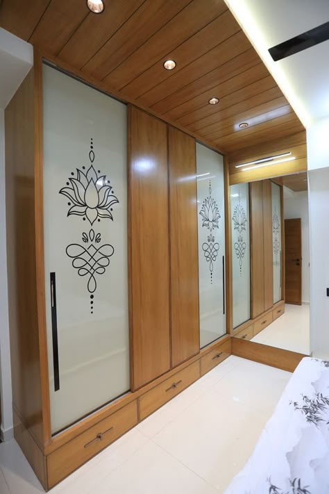 Walking In Closet Ideas, Bedroom Walking Closet, Openable Wardrobe Shutter Design, Veneer Wardrobe Design, 3bhk House Design, Walking In Closet, Design Closet Ideas, Bedroom Wardrobe Design Ideas, Walking Closet Ideas