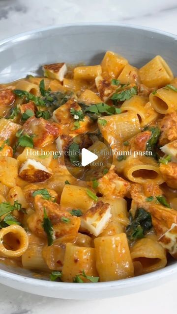 LIZ HIGH | ONLINE FITNESS & NUTRITION COACH on Instagram: "Who said healthy eating was boring? Try this 15 min hot honey chicken & halloumi pasta😮‍💨
Make sure to like + save to try 🫶🏻

@bitebackrecipes cook book early bird sale goes live on Thursday!! You’ll be able to get the cook book at a discounted price for a limited time only 💖🫶🏻

Ingredients for 1:
120g of chicken breast
1/2 an onion
20g light halloumi
15g light cheese
1 tsp of lightest cream cheese
1/4 cup of low fat milk
1 tsp of honey
1 tbsp of chilli jam or sweet chilli
Pinch of Parsley
Paprika/salt/pepper/chilli flakes
120g cooked rigatoni
1 handful of spinach

Method:
1. slice the chicken and onion and fry for a couple of mins in a dash of paprika/salt/pepper.
2. cook the pasta according to instructions
+ add the cream Halloumi Pasta, Chicken And Halloumi, Hot Honey Chicken, Chilli Jam, Rigatoni Pasta, Hot Honey, Dinner This Week, Honey Chicken, Online Fitness