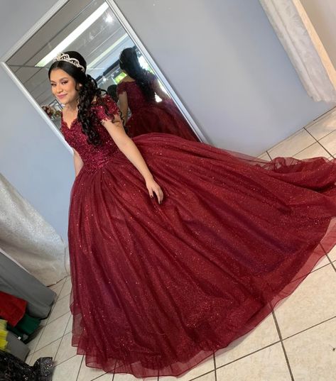 xv amairani en su vestido en color vino Vestidos Color Vino, Xv Dresses, Red Quinceanera Dresses, Quince Ideas, Fashion Tops Blouse, Tops Blouse, Quinceanera Dresses, Ball Dresses, Quinceanera