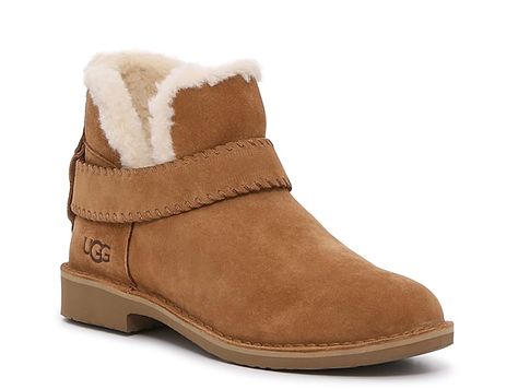 Ugg Mckay, Sequins Top Outfit, Keen Style, Ugg Booties, Ugg Bailey Button, Shoes Ugg, Shearling Boots, Trending Sneakers, Slipper Sandals