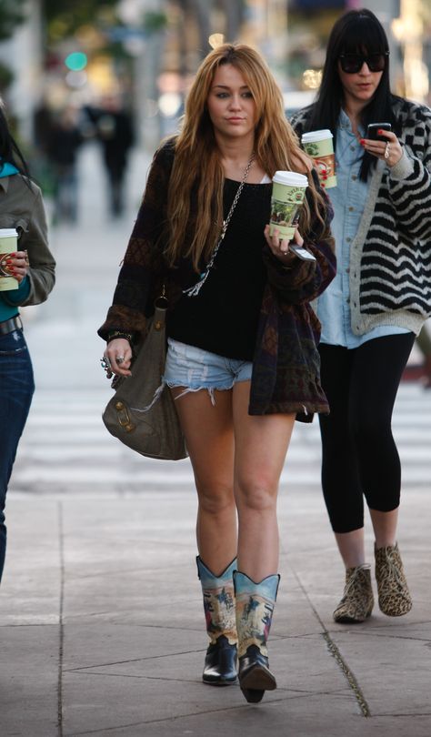 Miley Cyrus 2012, Miley Cyrus Street Style, Miley Cyrus Outfit, Old Miley Cyrus, Miley Stewart, Idol Girl, Miley Cyrus Style, Boho Rock, 2010s Fashion