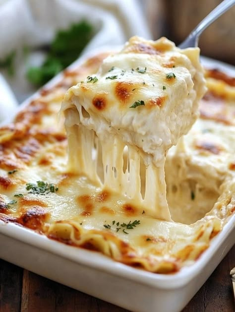 Creamy Chicken Lasagna Creamy Chicken Lasagna, Bunco Christmas, Creamy Cheesy Pasta, Easy Chicken Tetrazzini, Cheesy Pasta Bake, Sausage Lasagna, Chicken Tetrazzini, Pork Salad, Slow Cooker Pasta