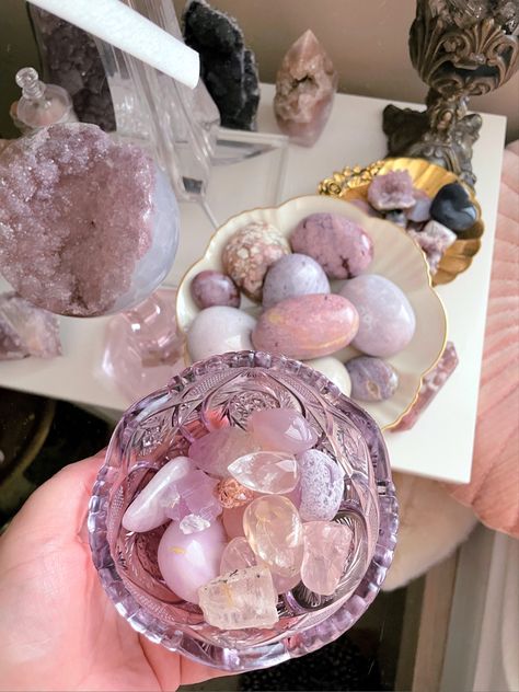 Rose Quartz Crystal Aesthetic, Pink Crystal Aesthetic, Aesthetic Rose Quartz, Pink Aesthetic Crystal, Crystals Aesthetic Rose Quartz, Crystal Collection Display, Lady Aphrodite, Crystal Room Decor, Crystal Background