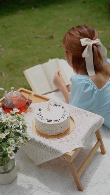 Aesthetic Cake Photos, Cake Picnic Aesthetic, Cake Picnic Photoshoot, Cake Aesthetic Photography, Picnic Cake Smash, Picnic Birthday Cake, Chocolate Cake Pictures, Baking Photoshoot, Cake Picnic