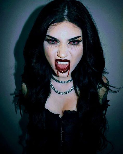 Basic Vampire Makeup, Vampire Diaries Makeup Eye, Vampress Makeup, Vampire Costume Inspiration, Vampire Diaries Makeup Halloween, Tvd Makeup Vampire, Vampire Bride Makeup, Female Vampire Makeup, Hallowing Makeup