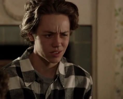 Carl And Debbie, Ethen Cutkosky, Carl Gallagher Shameless, Shameless Season 1, Shameless Series, Ppl To Draw, Shameless Season, Carl Shameless, Shameless Characters