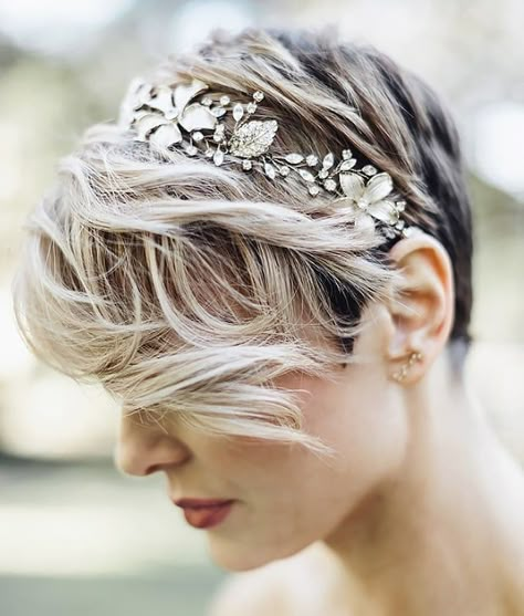 15 Gorgeous Wedding Hairstyles for Short Hair - Woman Getting Married Short Hair Wedding Styles Pixie, Pixie Cut Bride, Pixie Wedding Hair, Short Hair Bride, Best Wedding Hairstyles, Trendy Wedding Hairstyles, Short Wedding Hair, Penteado Cabelo Curto, Coron