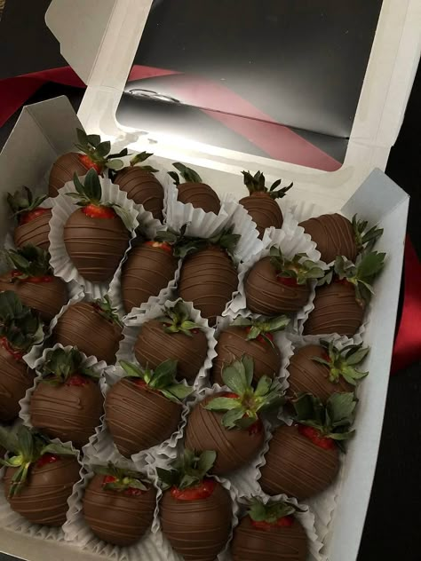 Individually Wrapped Chocolate Covered Strawberries, Brown Chocolate Covered Strawberries, Chocolate Strawberries Ideas, Strawberry Covered Chocolate, Chocolate Covered Strawberry Recipe, Box Chocolate, Chocolate Covered Strawberry, Chocolate Covered Treats, Chocolate Strawberry