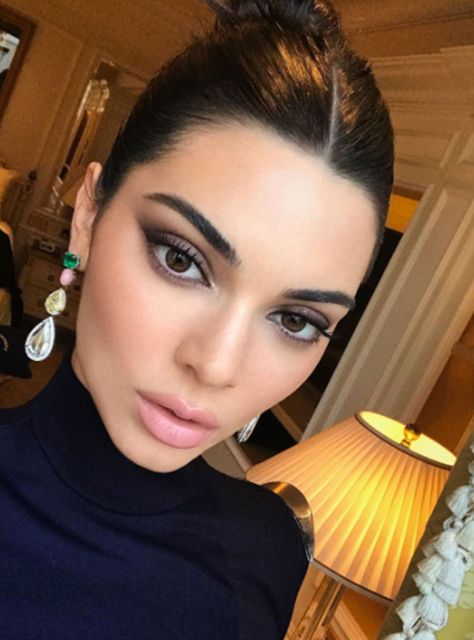 31 Instagram-Worthy Beauty Looks To Try This August+#refinery29 Kendall Jenner Eyes, Kendall Jenner Maquillaje, Kendall Jenner Modeling, Grey Smokey Eye, Grey Eye Makeup, Wedding Makeup For Brunettes, Kendall Jenner Makeup, Jenner Makeup, Brunette Makeup