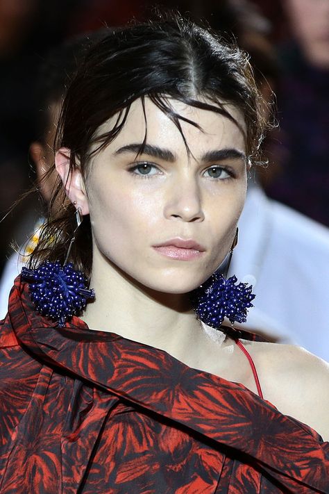 Why hot weather hair is fashion week's latest trend- HarpersBAZAARUK Hairstyles Hot Weather, Hot Weather Hair, Single Plaits, Hairstyles For Hot Weather, Medusa Hair, Winter Hair Trends, Glam Waves, Second Day Hairstyles, Bridal Makeup Wedding