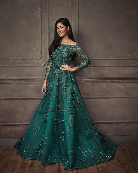 Green Gown Indian, Opera Gown, Emerald Green Evening Dress, بريانكا شوبرا, Muslim Wedding Gown, Indian Wedding Gowns, Green Evening Dress, Party Wear Gown, Soiree Dress