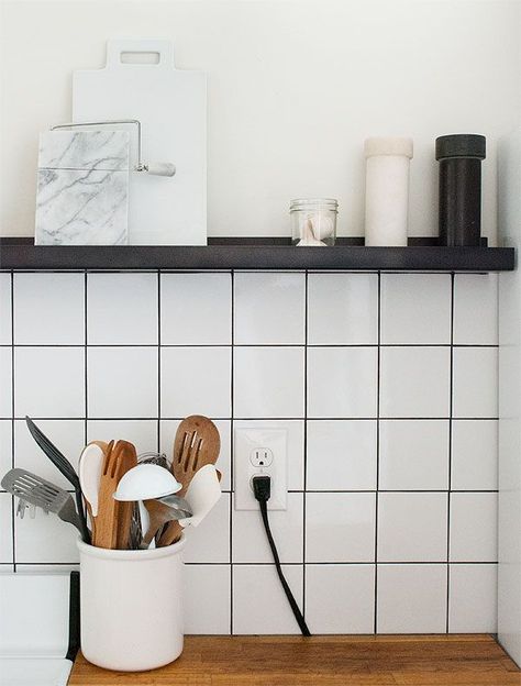 Memphis Kitchen, White Tiles Black Grout, Square Tile Backsplash, Kitchen Wall Tiles Design, Grandma Kitchen, White Square Tiles, Black Wall Tiles, Trendy Kitchen Tile, Black Grout