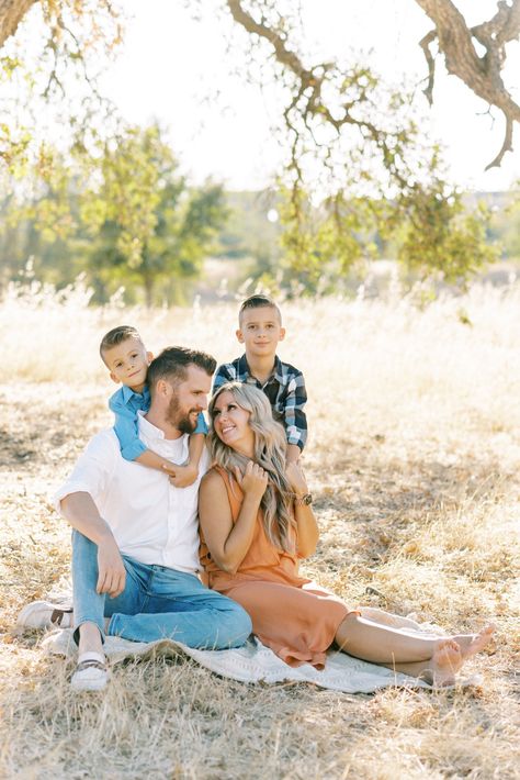 Family portrait poses. Denise Apgar Photography - 6 Three Photography, Three Family, Family Portrait Poses, Family Of Three, Family Sessions, Portrait Images, Portrait Poses, Family Photoshoot, Family Session