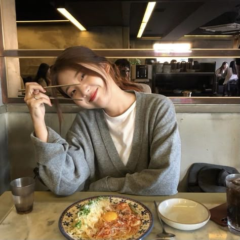 How To Pose For Pictures With Food, Eating Pictures, New Year Look, New Year Style, Cafe Pictures, Trend 2023, Restaurant Photos, Han So Hee, 사진 촬영 포즈