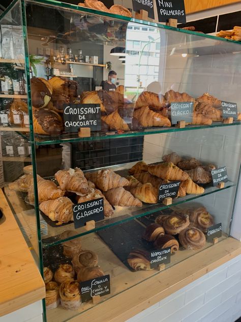 Coffee Shop Bakery Display, Bakery Pastry Display, Coffee Shop Cake Display Ideas, Cafe Pastry Display, Bakery Shop Design Interiors, Coffee Shop Pastry Ideas, Bakery Shop Design Modern, Bread Display Bakery, Croissant Display