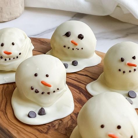 Stephanie Niemis on Instagram: "ad| These Melted Snowman Cake Balls are the perfect no-bake, paleo treat to make this winter! ⭐️ Follow for more simple, fun, healthier recipes ⭐️ These protein-packed, paleo cake balls are the best because they can be made in a couple of minutes. I made them with @bobsredmill Almond Flour, which I love baking with for the added nutrients. You can find Bob’s Red Mill at a @sprouts near you: https://bit.ly/BRMSproutsStoreFinder. The kids were so excited about the melted snowmen that I made them into! ⛄️ Melted Snowman Cake Balls ⛄️ (makes 5 large cake balls) Ingredients: - 1/3 cup cashew butter (or your favorite nut/seed butter) - 1/3 cup almond flour - 3 tbsp vanilla protein powder - 2 tbsp maple syrup - 1/4 tsp almond extract (optional, but it adds to th Melted Snowman Cake Pops, Melted Snowman Cake Balls, Snowman Cake Balls, Cake Balls Christmas, Bored Baking, Christmas Baking Aesthetic, Christmas Cake Balls, Holiday Deserts, Snowman Cake Pops