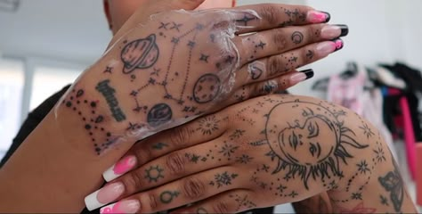 Lisa Onuoha, Finger Tattoos Words, Cute Hand Tattoos, Pretty Hand Tattoos, Hand Tats, Pretty Tattoos For Women, Red Ink Tattoos, Dope Tattoos For Women, Knee Tattoo