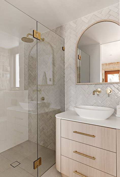 Curbless Steam Shower Ideas, Kid Skincare, Cozy Small Bathroom, Chic Bathroom Design, Small Bathroom Makeover Ideas, Bathroom Makeover Ideas, Shower Tiles, Cozy Bathroom, Serene Bathroom