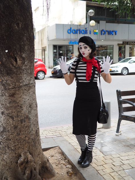 Women Mime Costume, Scary Mime Costume, French Mime Costume, Mime Outfit Aesthetic, Mime Makeup Simple, Mime Costume Diy Women, Circus Outfit Aesthetic, Mime Outfit, French Fancy Dress