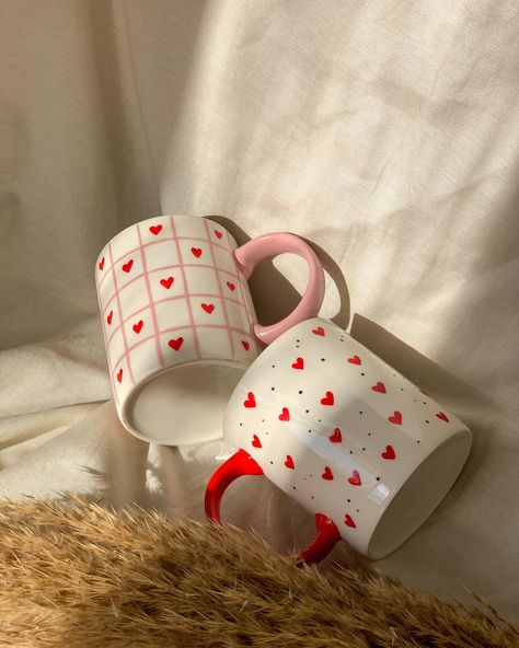 Hand-painted mugs filled with love ❤️❤️ Perfect for cozy moments 🫶 • Dm for your orders 📥 • wholesale and retail 📦 • worldwide shipping available 🌎 #mugs #heart #love #handpainted #handmade #porcelain #drawing Hand Painted Mugs Ideas, Cute Mug Painting Ideas, Porcelain Drawing, Cup Painting, Mug Drawing, Valentines Mug, Mug Painting, Diy Pottery Painting, Color Me Mine