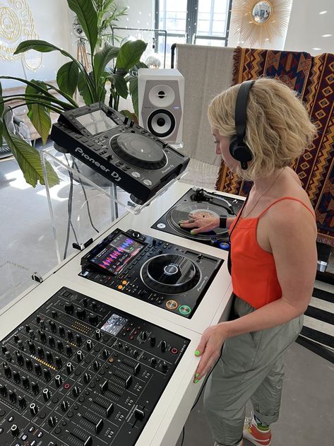 Pioneer DJ Equipment Djing Dj Equipment, Dj Astethic, Dj Setup Aesthetic, Pioneer Dj Decks, Dj Booth Decor, Dj Lessons, Dj Stage Design, Home Dj Setup, Dj Booth Design